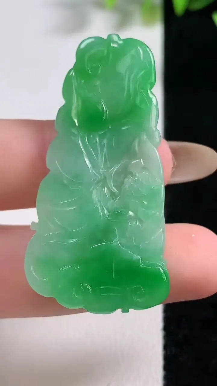 天然A货翡翠和和美美 荷叶鱼吊坠，尺寸46.7-23-3.8，重量:7.55g
11月9日