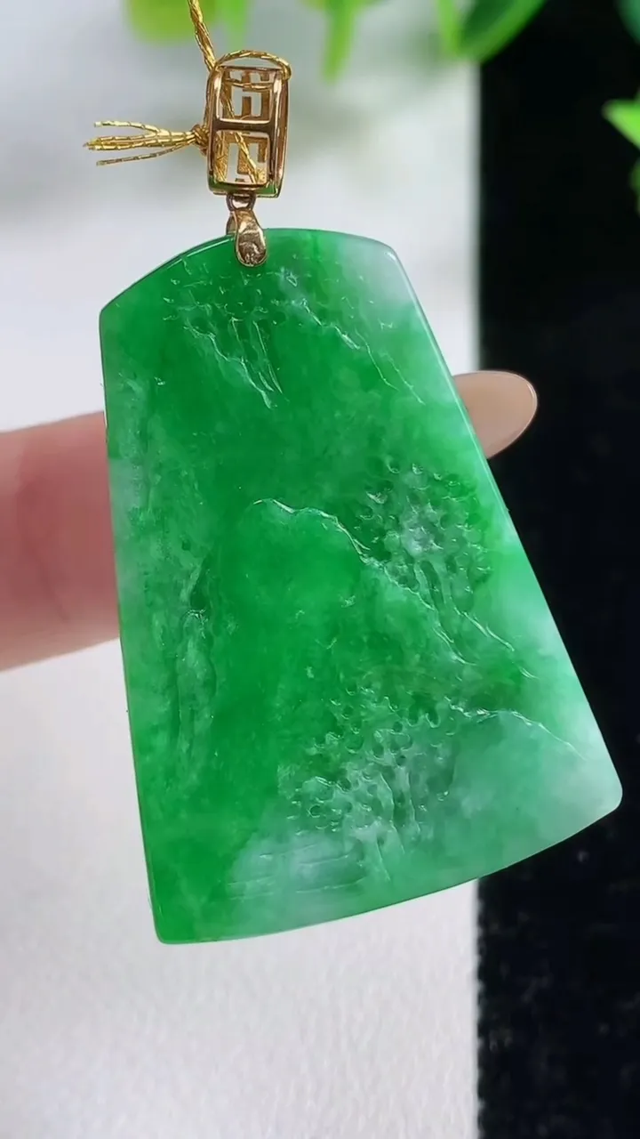 天然A货翡翠山水牌吊坠，尺寸37.3-25.8-6.9，重量:13.27g
11月9日