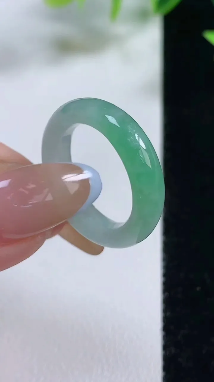 天然A货翡翠指环 戒指，尺寸17.4-5.2-3.9，重量:3.86g2025年11月9日
工厂直销