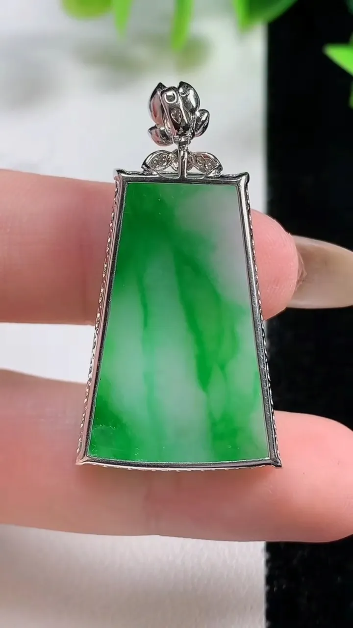 天然A货翡翠无事牌吊坠，尺寸38.8-29.4-21.2-5.4，重量:5.99g
11月9日