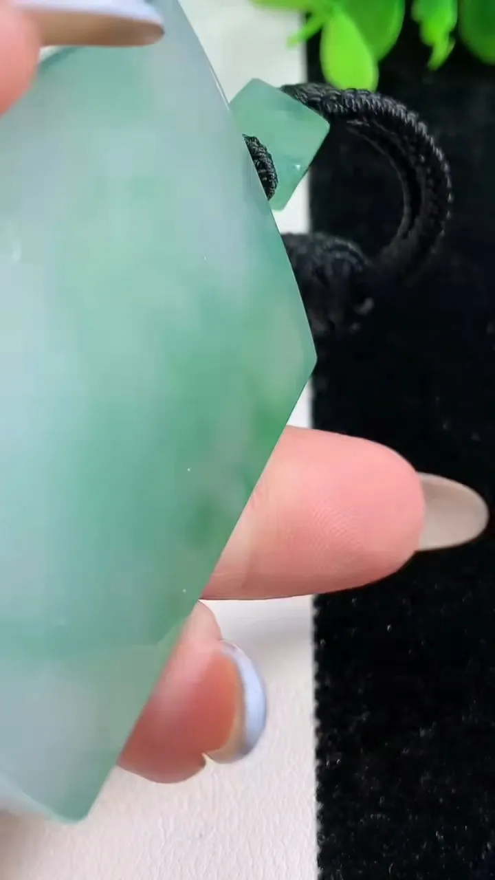 天然A货翡翠花无事牌吊坠，尺寸54-40.4-5.6，重量:39.21g
11月9日