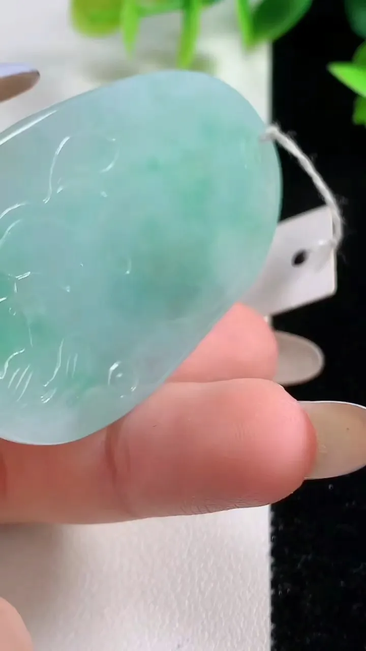 天然A货翡翠大日如来吊坠，尺寸57.2-33.3-5.3，重量:23.96g
11月9日