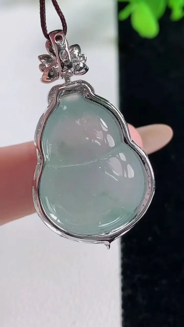 天然A货翡翠种飘花葫芦吊坠，尺寸37.7-20.7-12裸石24.3-18.3，重量:8.97g
11月9日