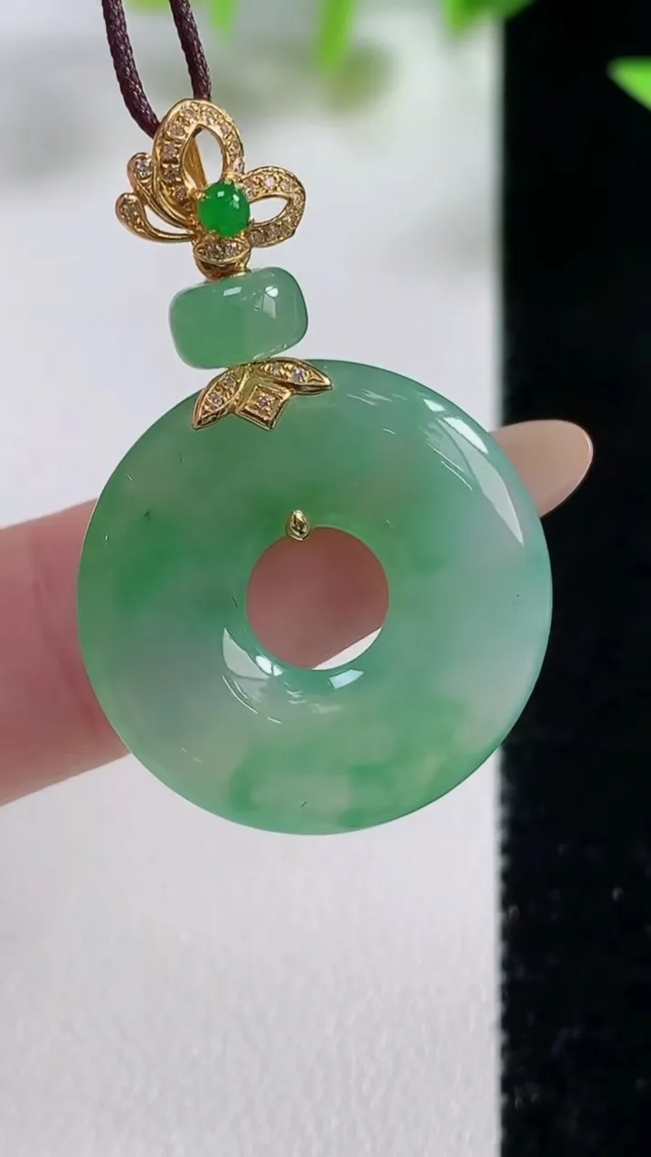 天然A货翡翠平安环吊坠，尺寸23.3-4，重量:5.38g
11月9日