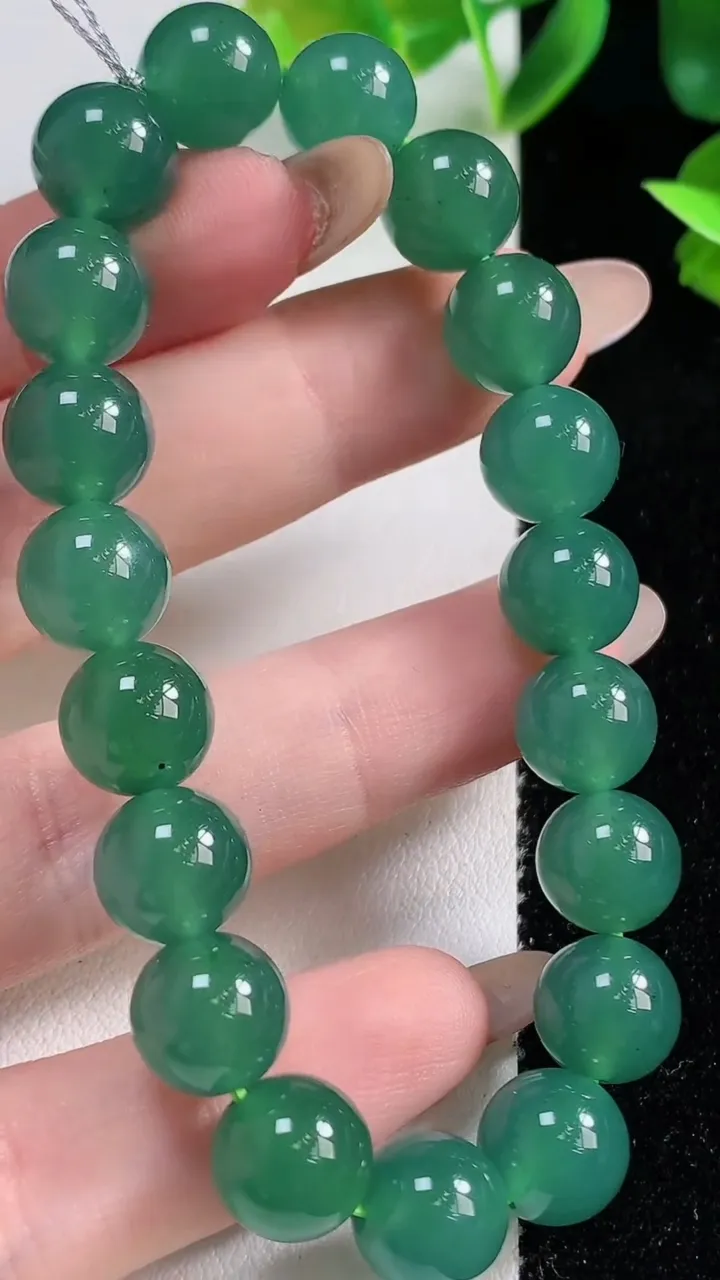天然A货翡翠种蓝水圆珠手串19颗，尺寸9.8，重量:31.32g11月9日
工厂直销收藏佳品,种好水