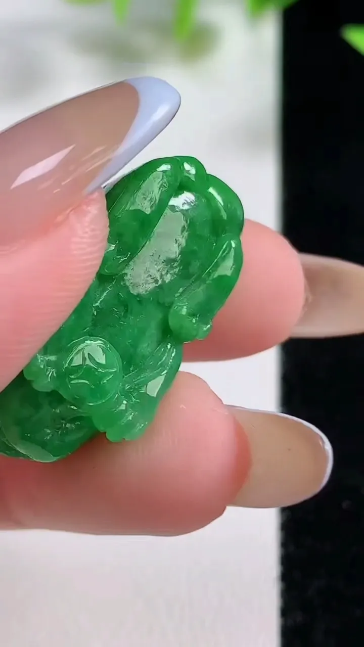 天然A货翡翠貔貅吊坠，尺寸28-13.8-11.2，重量:7.27g
11月9日