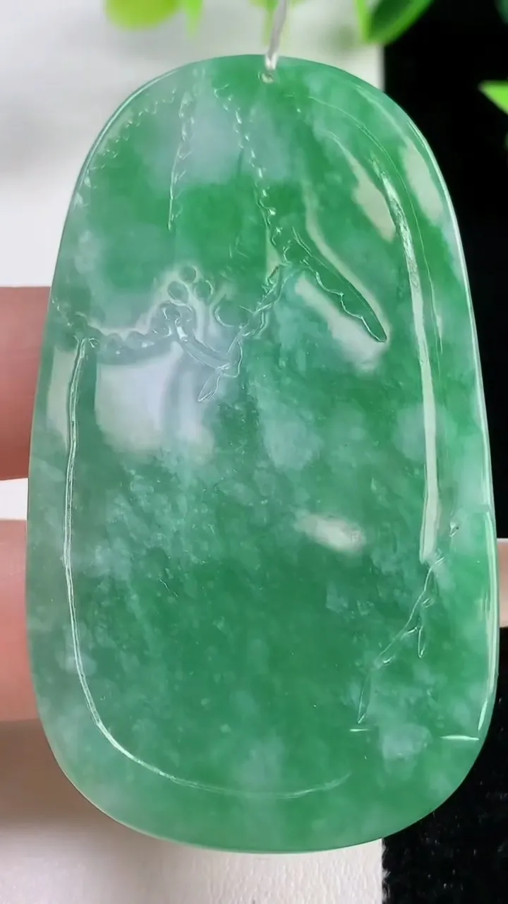 天然A货翡翠山水牌吊坠，尺寸62.5-36.3-5.8，重量:30.20g
11月9日