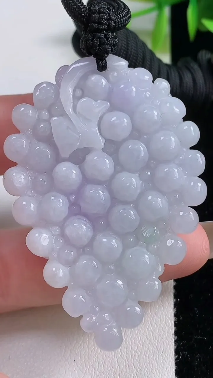 天然A货翡翠紫罗兰多子多福 葡萄吊坠，尺寸54.3-38.5-12.4，重量:38.08g
11月9日