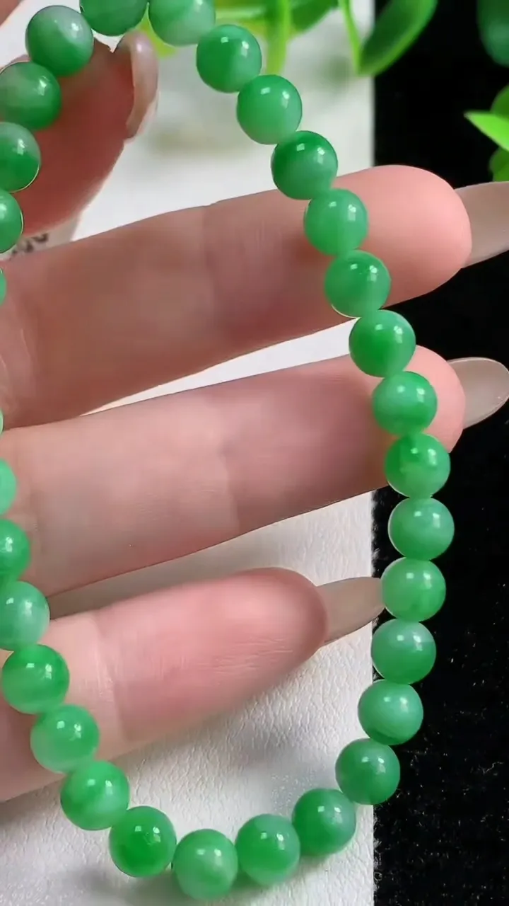 天然A货翡翠小米圆珠手串32颗，尺寸5.8，重量:11.06g11月9日
工厂直销收藏佳品,种好水足，色泽均匀，有种有色，上手高大气！