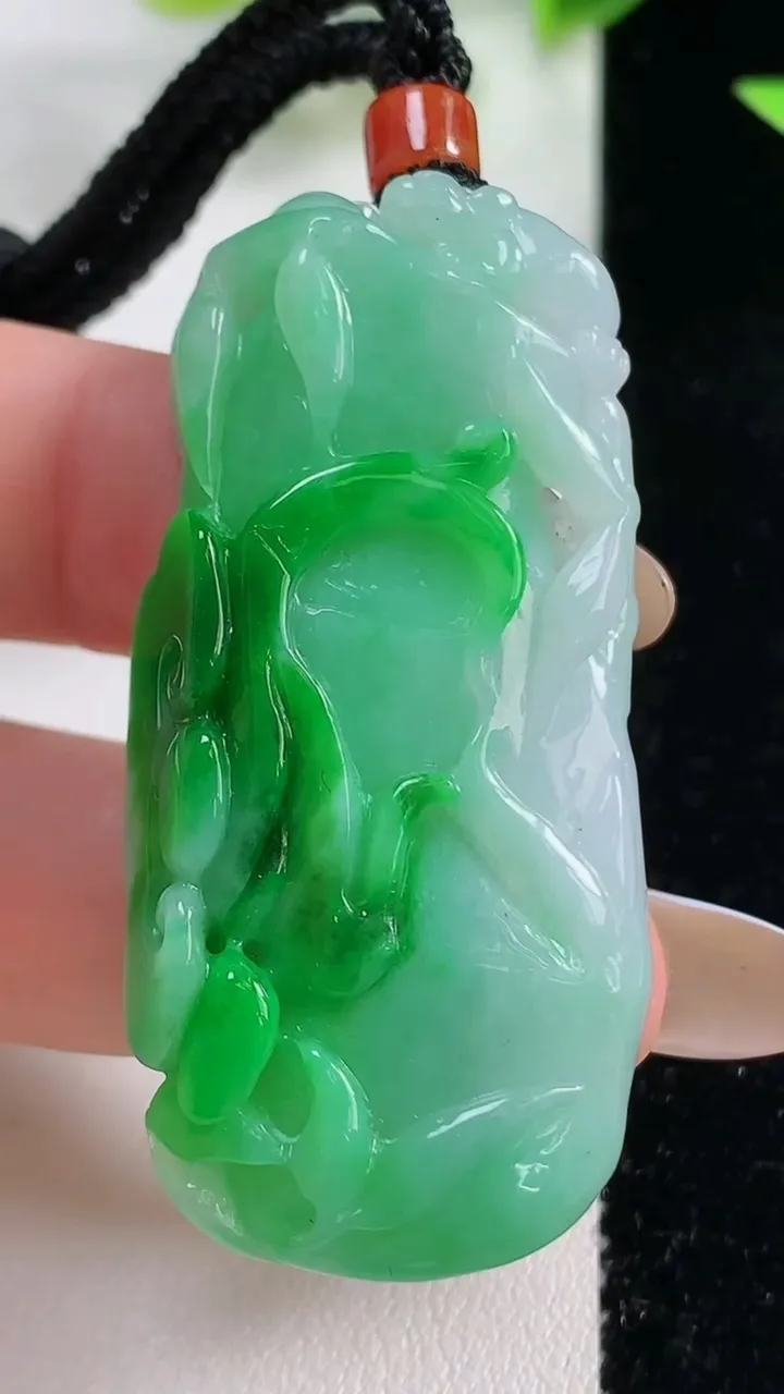 天然A货翡翠节节高升 竹节吊坠，尺寸51-23.4-9.4，重量:28.48g
11月9日