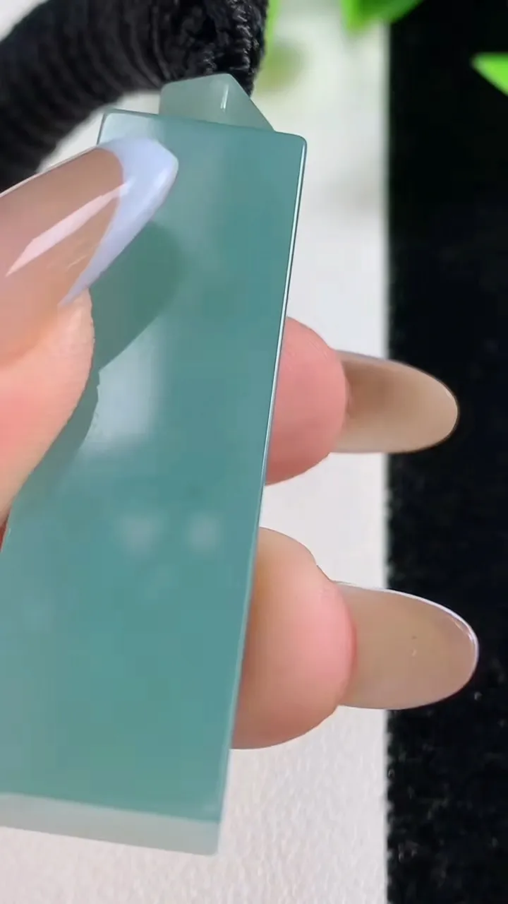 天然A货翡翠平安柱吊坠，尺寸44.5-14.6-11.4，重量:28.25g
11月9日