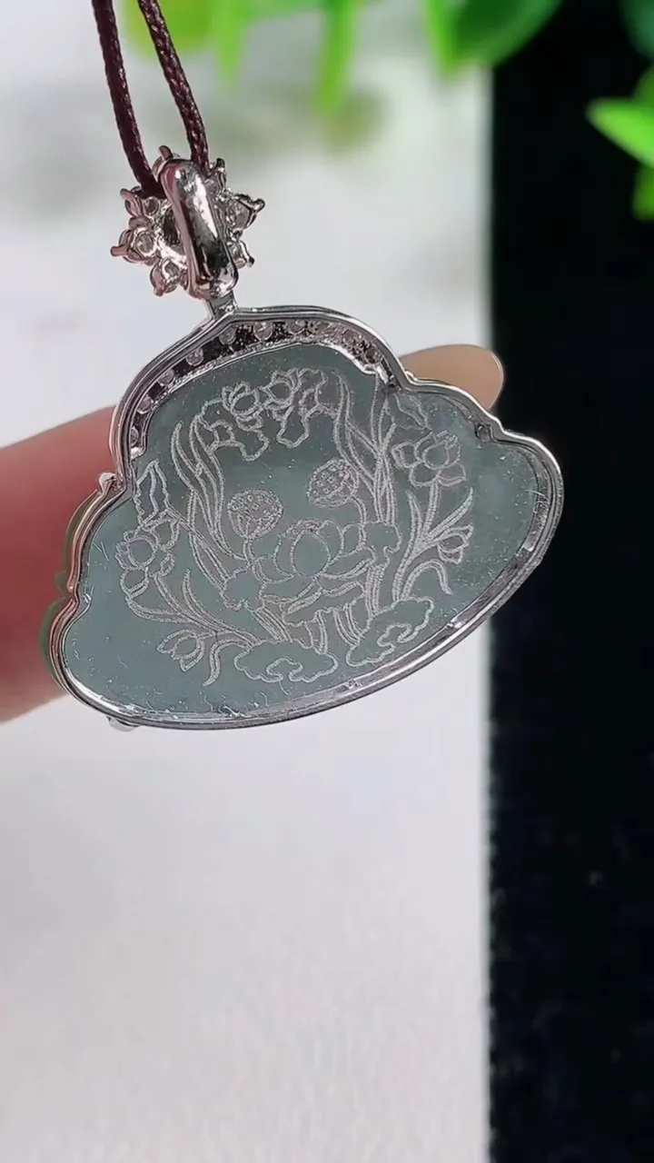 天然A货翡翠佛公吊坠，尺寸26.5-17.4-25-6.9，重量:5.26g
11月9日