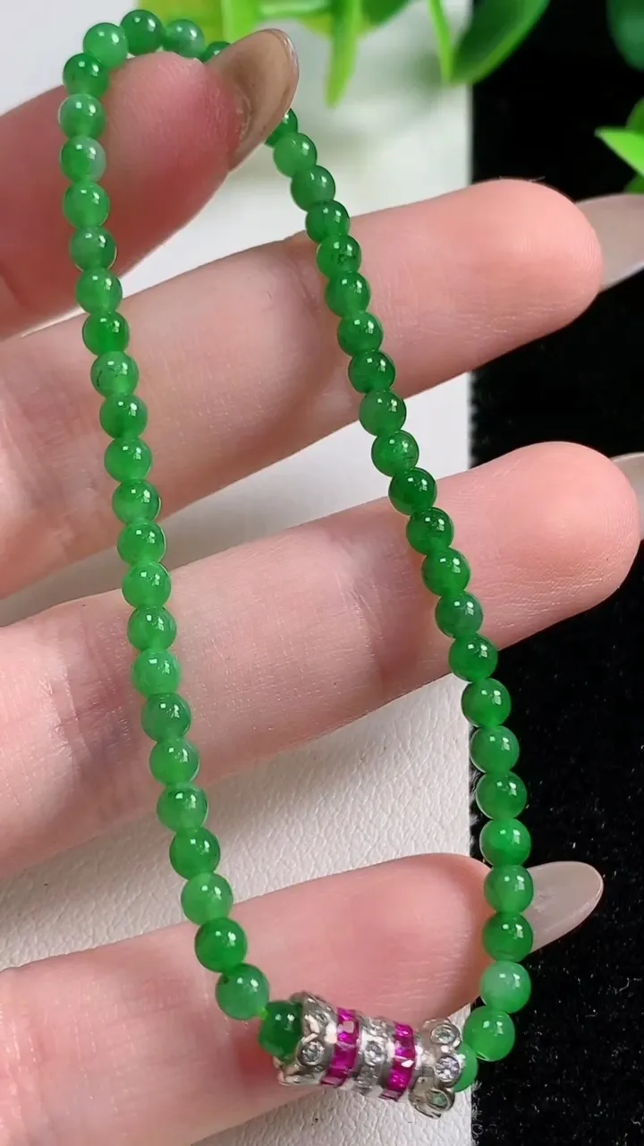 天然A货翡翠小米圆珠手串52颗，尺寸3.3，重量:4.36g11月9日
工厂直销收藏佳品,种好水足，