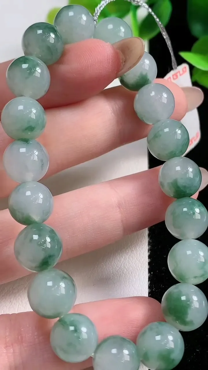 天然A货翡翠种飘花圆珠手串19颗，尺寸10，重量:32.51g11月9日
工厂直销收藏佳品,种好水足