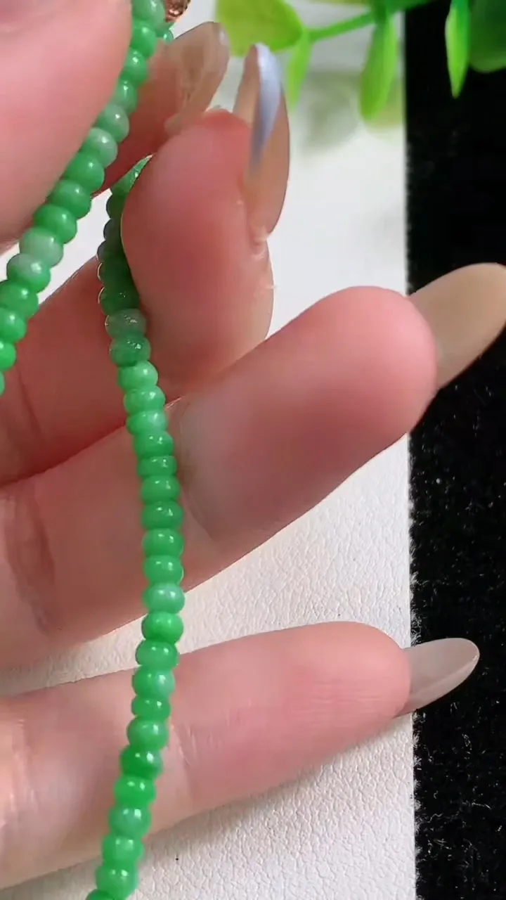 天然A货翡翠算盘珠手串74颗，尺寸3.3-2.4，重量:4.54g11月9日
工厂直销收藏佳品,种好水足，色泽均匀，有种有色，上手高大气！