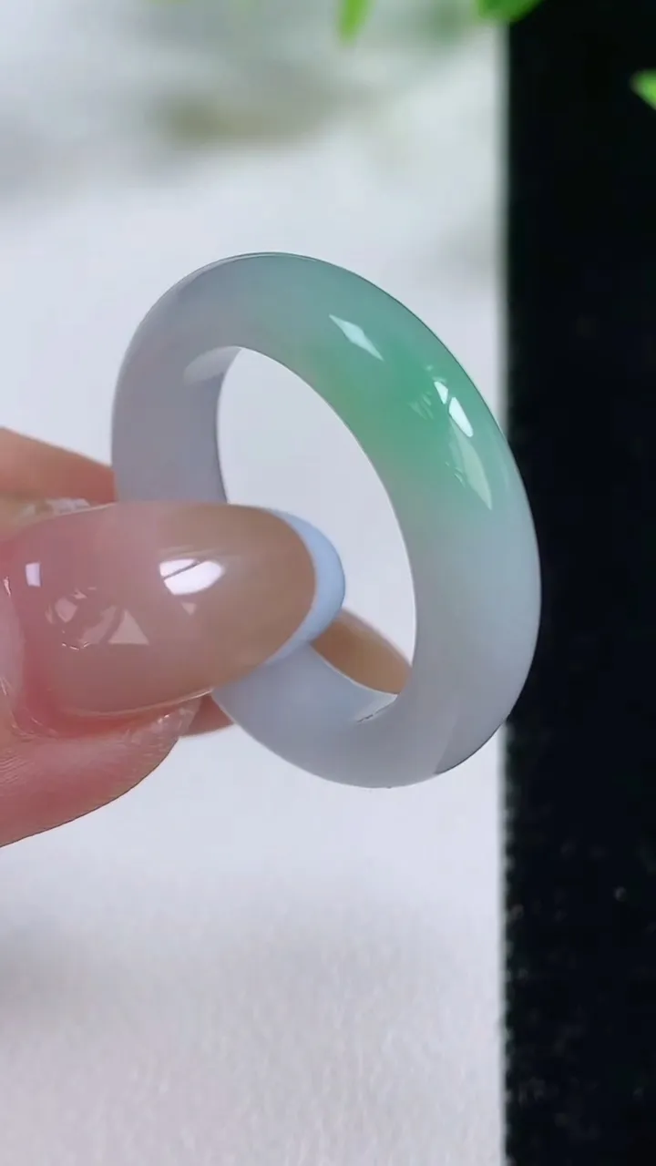 天然A货翡翠指环 戒指，尺寸19.8-5.9-3.8，重量:5.19g2025年11月9日
工厂直销收藏佳品,种好水足，色泽均匀，有种有色，上手高大气！