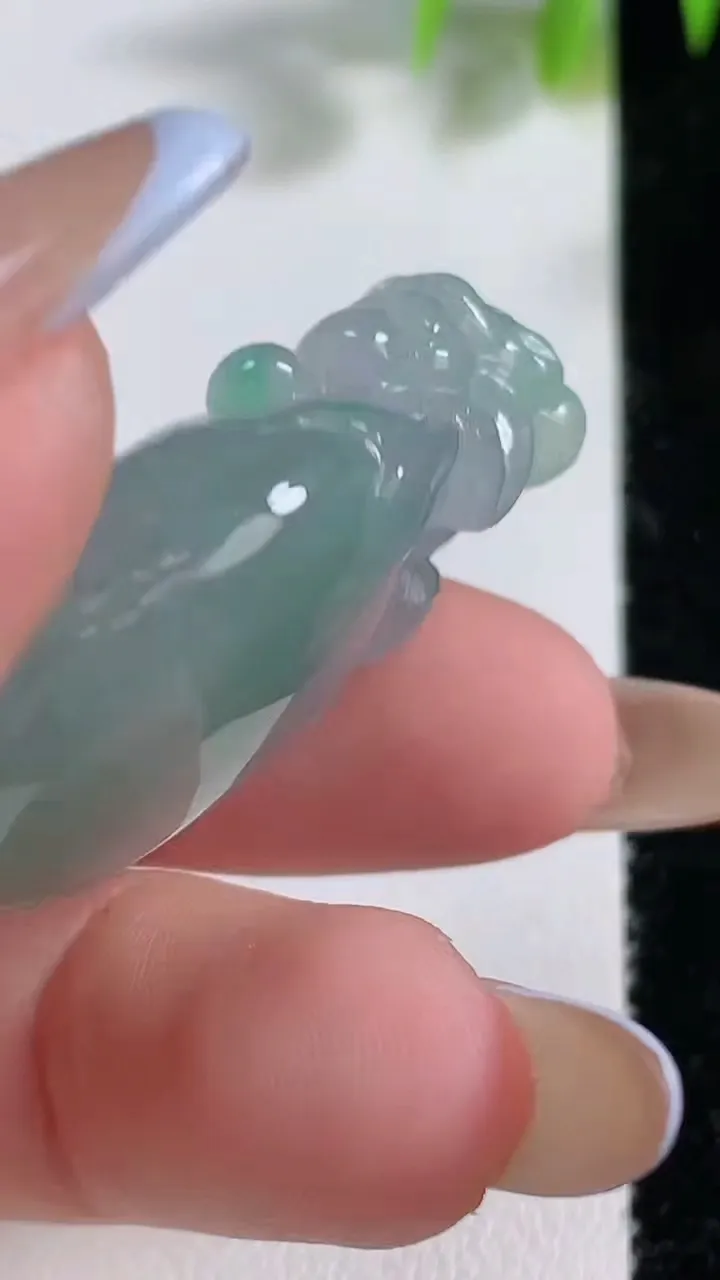 天然A货翡翠福瓜吊坠，尺寸45-25.8-12，重量:22.85g
11月9日