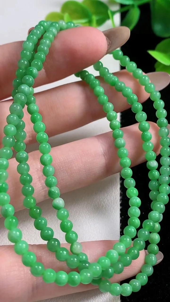 天然A货翡翠小米圆珠项链180颗，尺寸3.4，重量:13.94g
11月9日