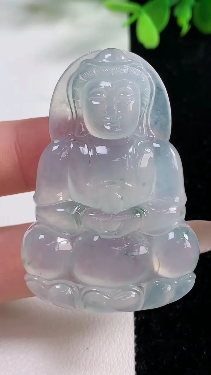 天然A货翡翠种飘花正装观音菩萨吊坠，尺寸52.8-36-6.5，重量:20.19g
11月9日