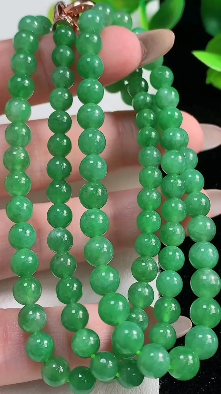 天然A货翡翠圆珠项链97颗，尺寸5.8，重量:32.59g
11月9日