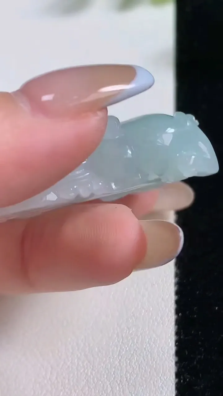 天然A货翡翠霸王貔貅吊坠，尺寸38.6-23.2-11.4，重量:25.47g
11月9日