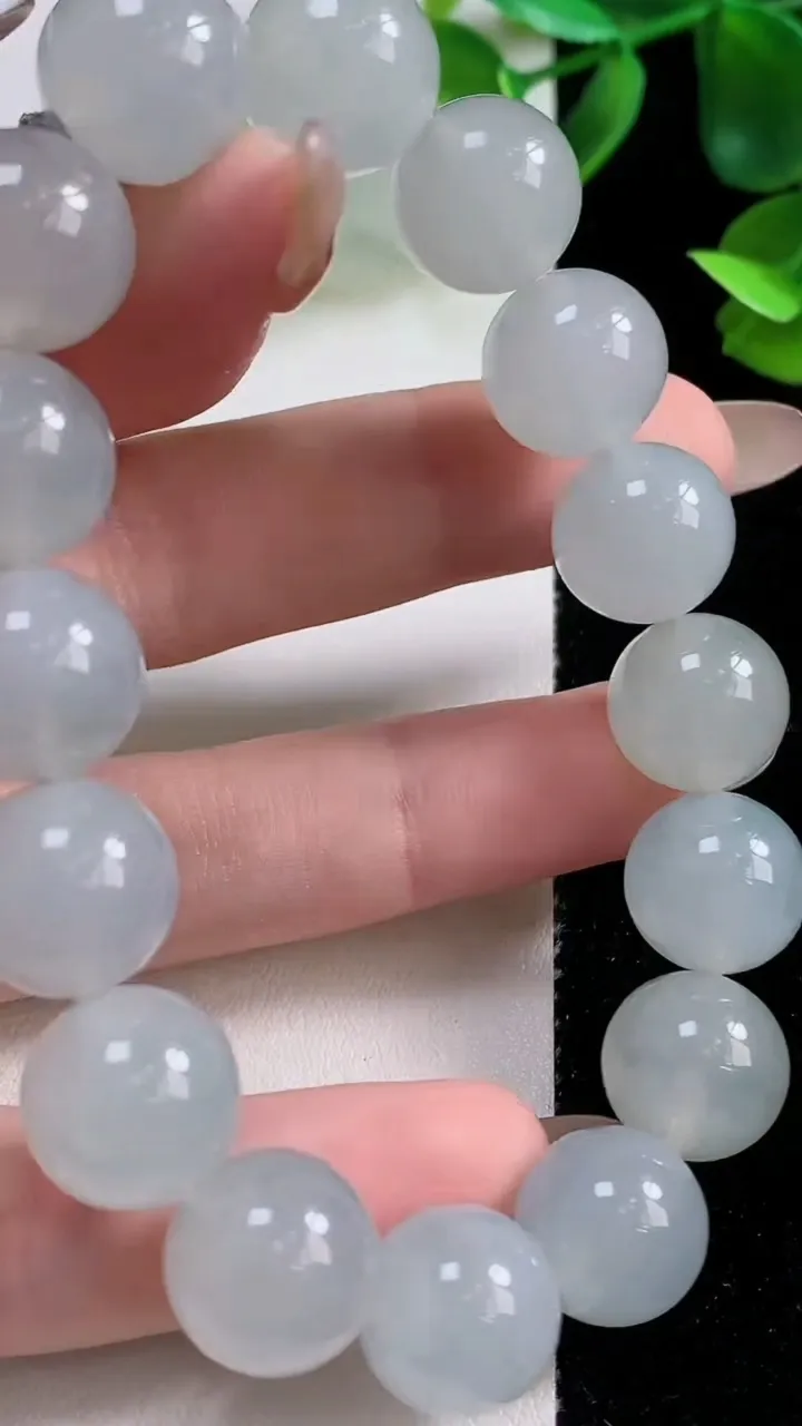 天然A货翡翠种白冰圆珠手串16颗，尺寸12.3，重量:53.77g11月9日
工厂直销收藏佳品,种好