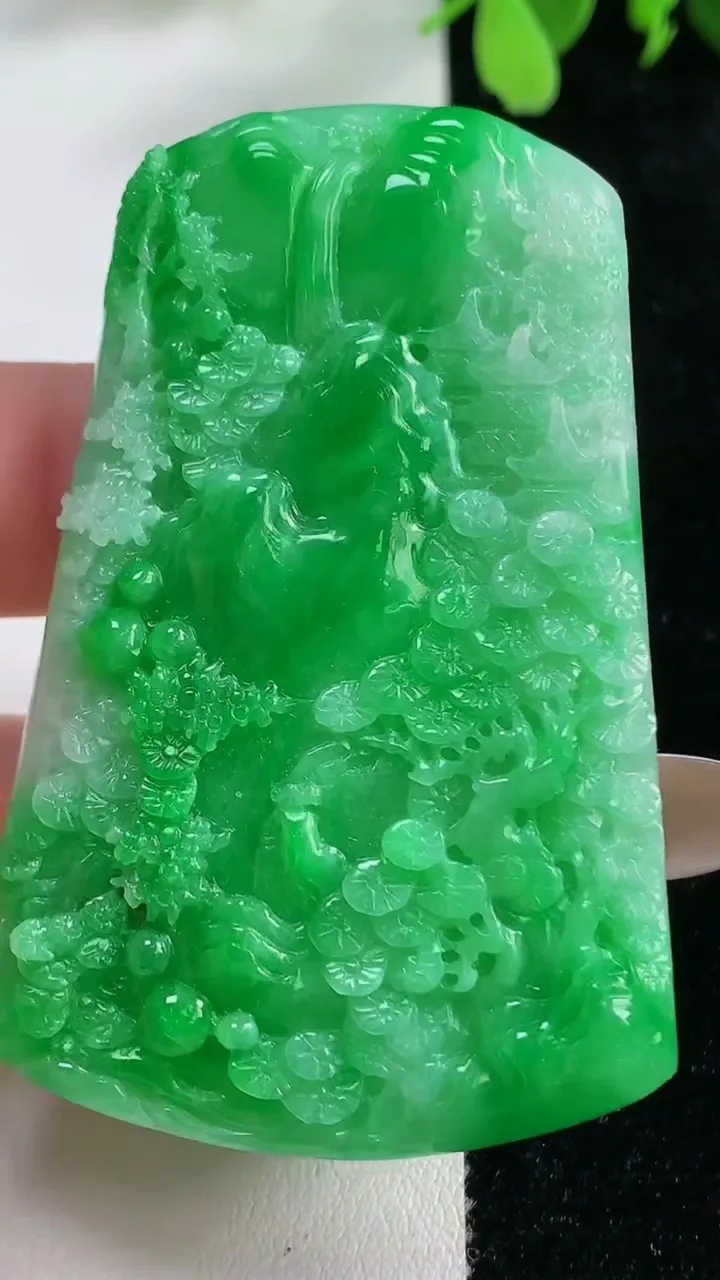 天然A货翡翠山水牌吊坠，尺寸61.4-39.1-5.8，重量:28.29g
11月9日