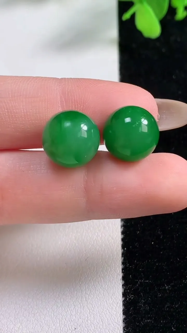 天然A货翡翠圆珠镶嵌件一对，尺寸12，重量:6.13g
11月9日