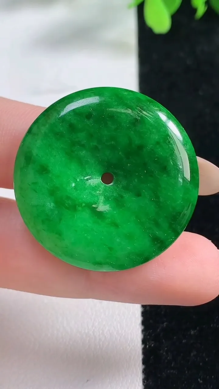 天然A货翡翠平安扣吊坠，尺寸32-5.3，重量:11.00g
11月9日