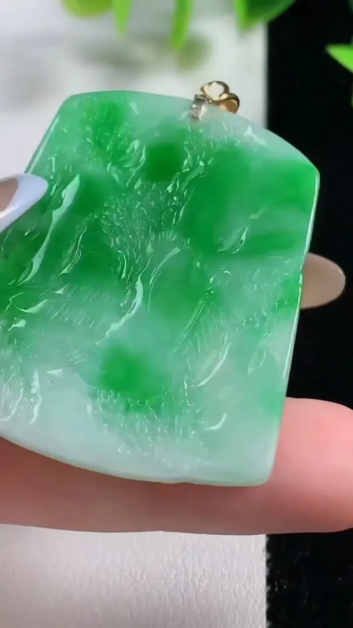 天然A货翡翠山水牌吊坠，尺寸43.8-34.6-4.3，重量15.05g
11月9日