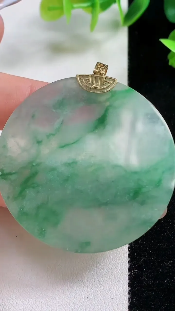 天然A货翡翠种飘花无事牌吊坠，尺寸47.8-3.5，重量:19.78g
11月9日