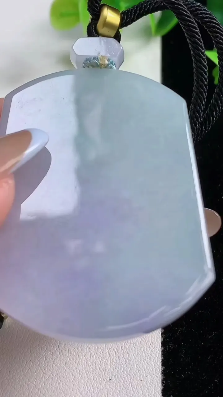 天然A货翡翠冰种春带彩 紫罗兰无事牌吊坠，尺寸53.6-40-6.3，重量:40.50g
11月9日