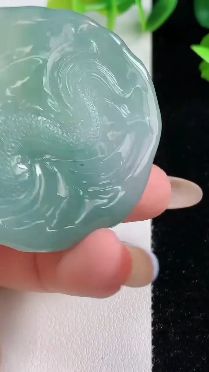 天然A货翡翠龙牌吊坠，尺寸47.3-45.9-9.6，重量:38.75g
11月9日