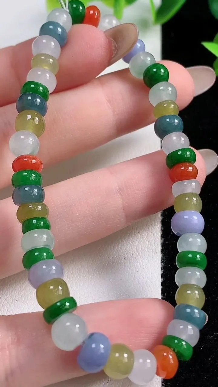 天然A货翡翠种四彩算盘珠手串47颗，尺寸6.5-4.5，重量:15.58g11月9日
工厂直销收藏佳品,种好水足，色泽均匀，有种有色，上手高大气！