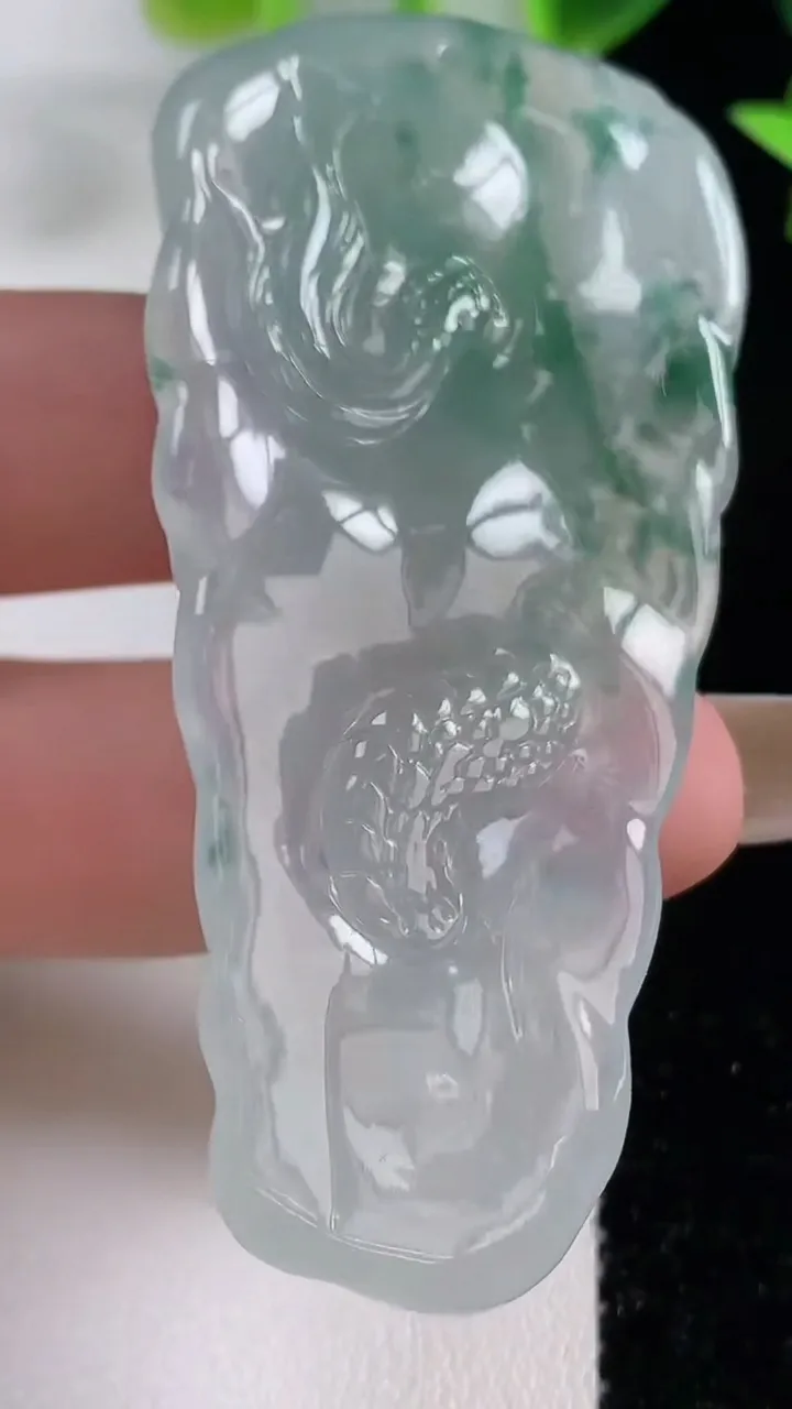 天然A货翡翠冰种飘花龙牌吊坠，尺寸65.5-31-9.2，重量:28.60g
11月9日