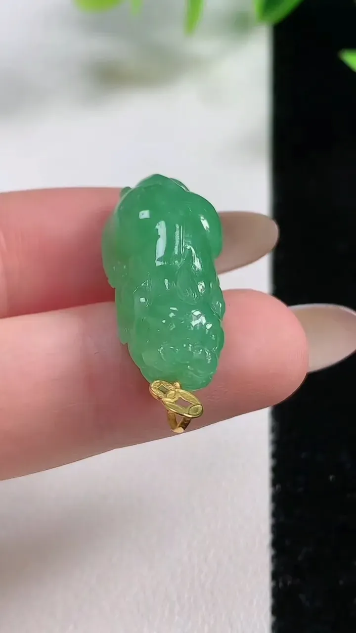 天然A货翡翠貔貅吊坠，尺寸25.7-11.8-8.2，重量:5.14g
11月9日