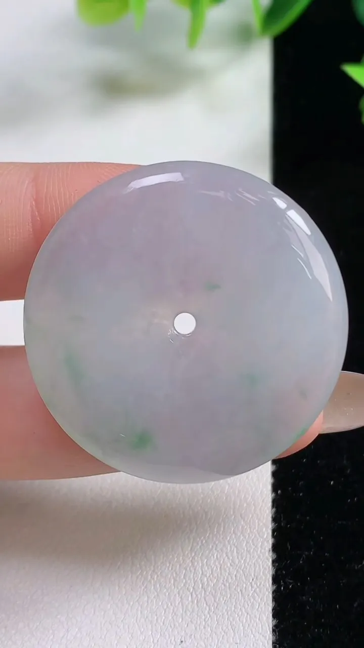 天然A货翡翠平安扣吊坠，尺寸35-5.4，重量:14.07g
11月9日