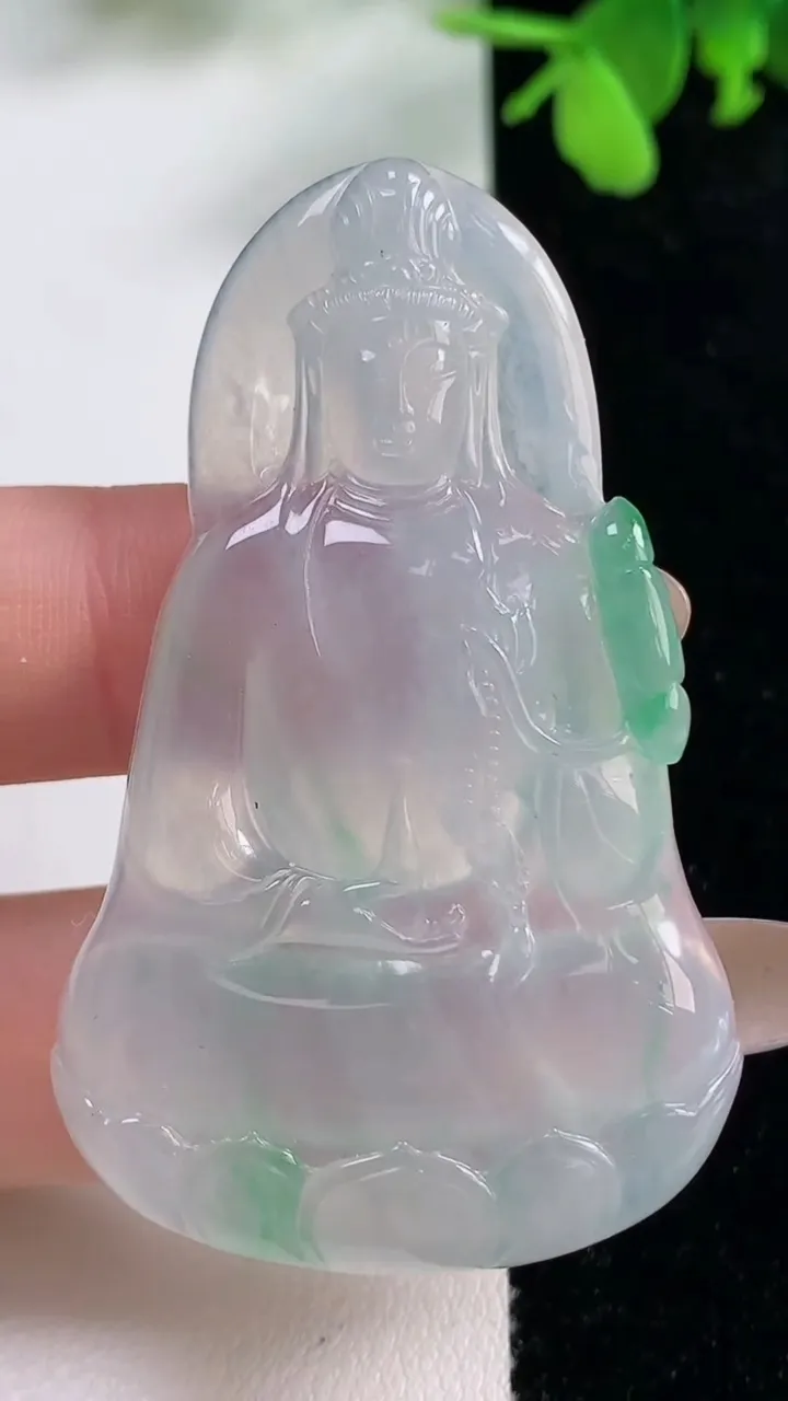 天然A货翡翠素衣观音菩萨吊坠，尺寸56.4-34.5-5.2，重量:17.51g
11月9日