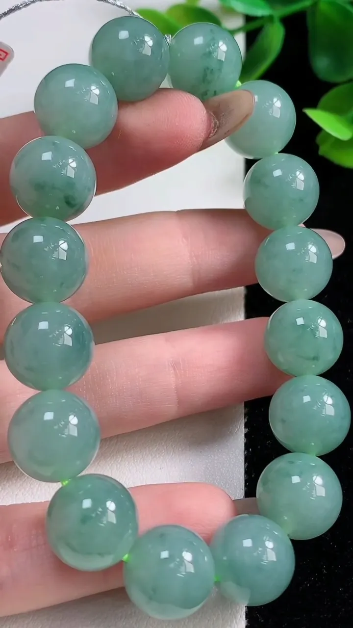 天然A货翡翠种飘花圆珠手串16颗，尺寸12.3，重量:52.16g11月9日
工厂直销收藏佳品,种好水足，色泽均匀，有种有色，上手高大气！