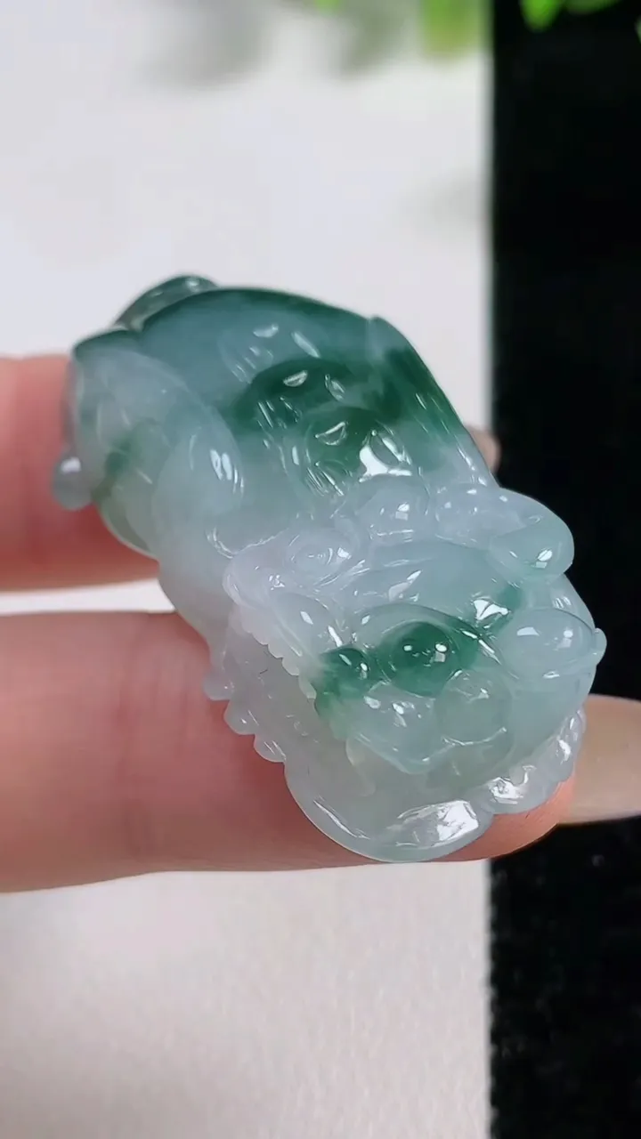 天然A货翡翠冰种飘花霸王貔貅吊坠，尺寸39.3-21.5-11.5，重量:21.09g
11月9日