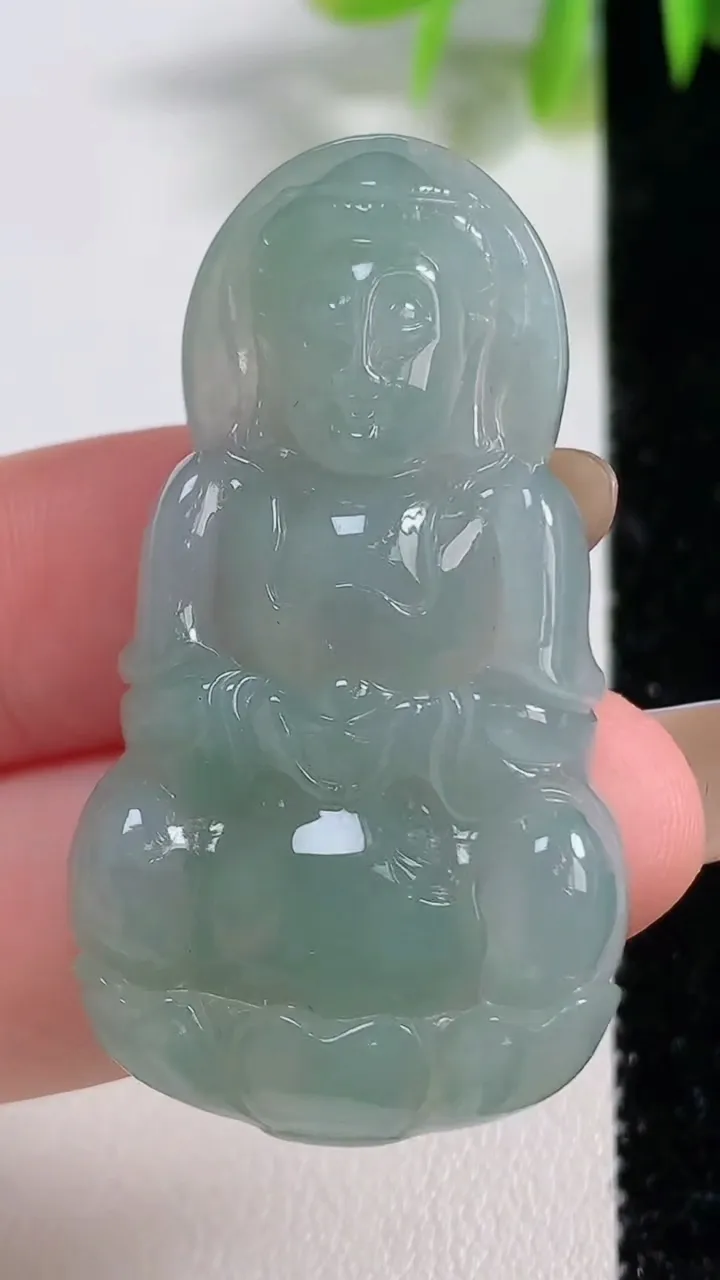 天然A货翡翠正装观音菩萨吊坠，尺寸45.7-25.5-6，重量:12.15g
11月9日