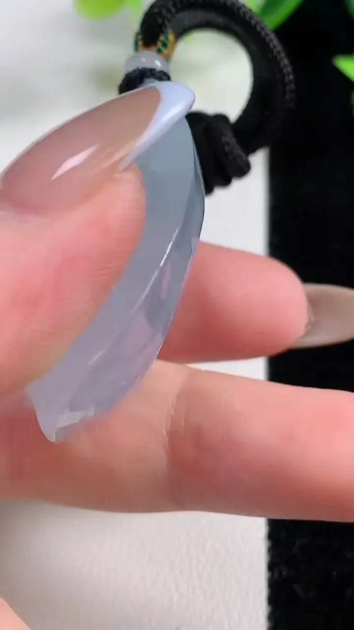 天然A货翡翠原石吊坠，尺寸40.6-26.6-14.4，重量:30.60g
11月9日