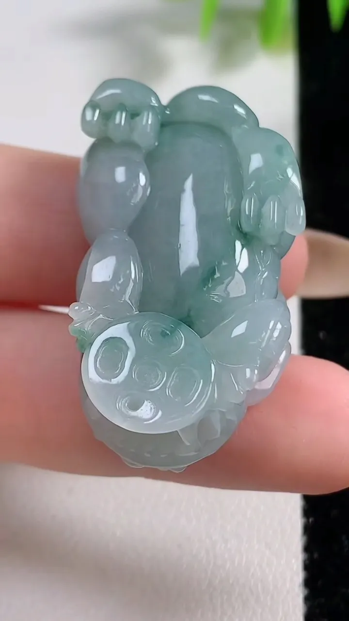 天然A货翡翠冰种飘花貔貅吊坠，尺寸37.7-22-11.8，重量:19.44g
11月9日