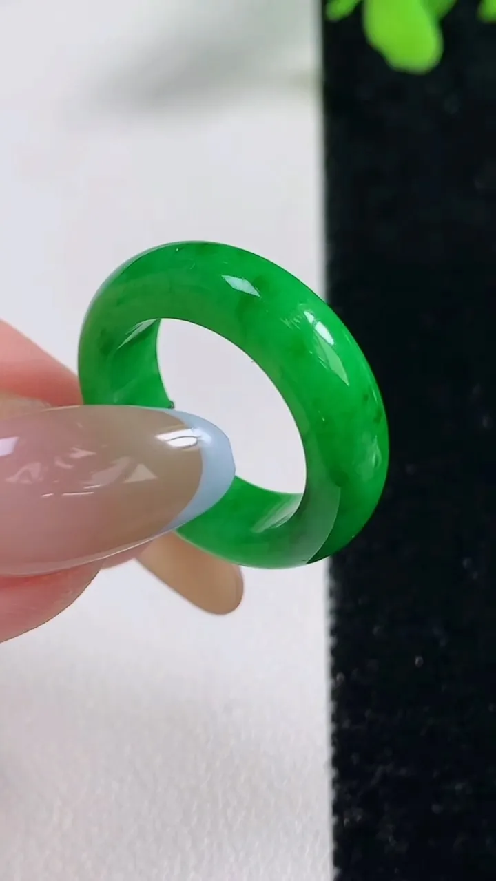 天然A货翡翠指环 戒指，尺寸16.7-5.8-3.7，重量:4.54g2025年11月9日
工厂直销收藏佳品,种好水足，色泽均匀，有种有色，上手高大气！