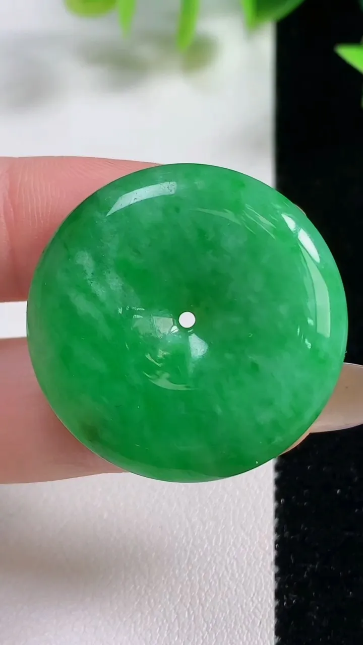 天然A货翡翠平安扣吊坠，尺寸32-5.8，重量:12.43g
11月9日