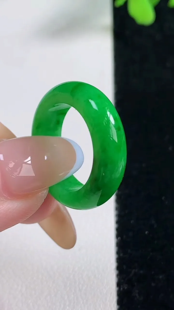 天然A货翡翠指环 戒指，尺寸16.7-5.8-3.7，重量:4.54g2025年11月9日
工厂直销收藏佳品,种好水足，色泽均匀，有种有色，上手高大气！