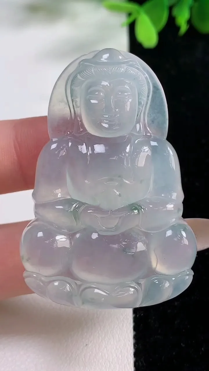 天然A货翡翠种飘花正装观音菩萨吊坠，尺寸52.8-36-6.5，重量:20.19g
11月9日