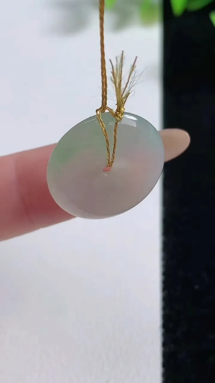 天然A货翡翠小平安扣吊坠，尺寸18.6-3.8，重量:2.97g
11月9日