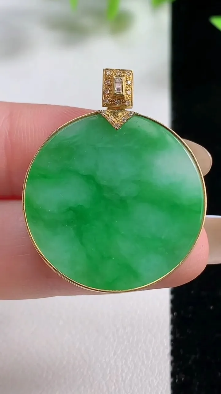 天然A货翡翠无事牌吊坠，尺寸26.3-3.7，重量:7.70g
11月9日