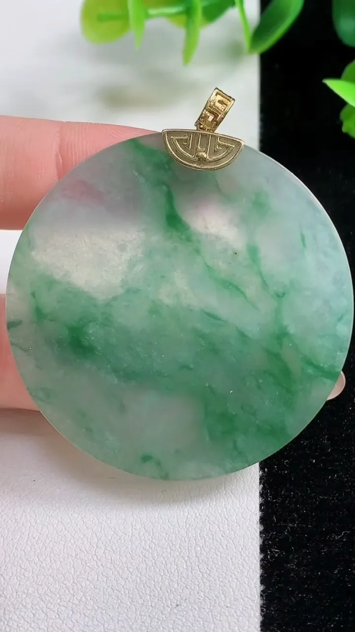 天然A货翡翠种飘花无事牌吊坠，尺寸47.8-3.5，重量:19.78g
11月9日